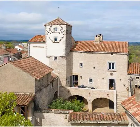 Lou Castel بيت للعطل