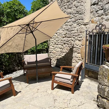 Lou Castel بيت للعطل *