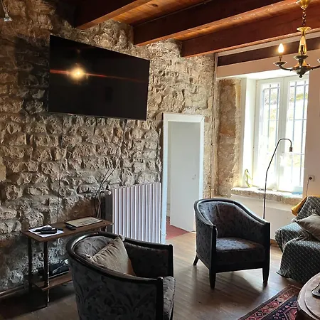 Lou Castel بيت للعطل *